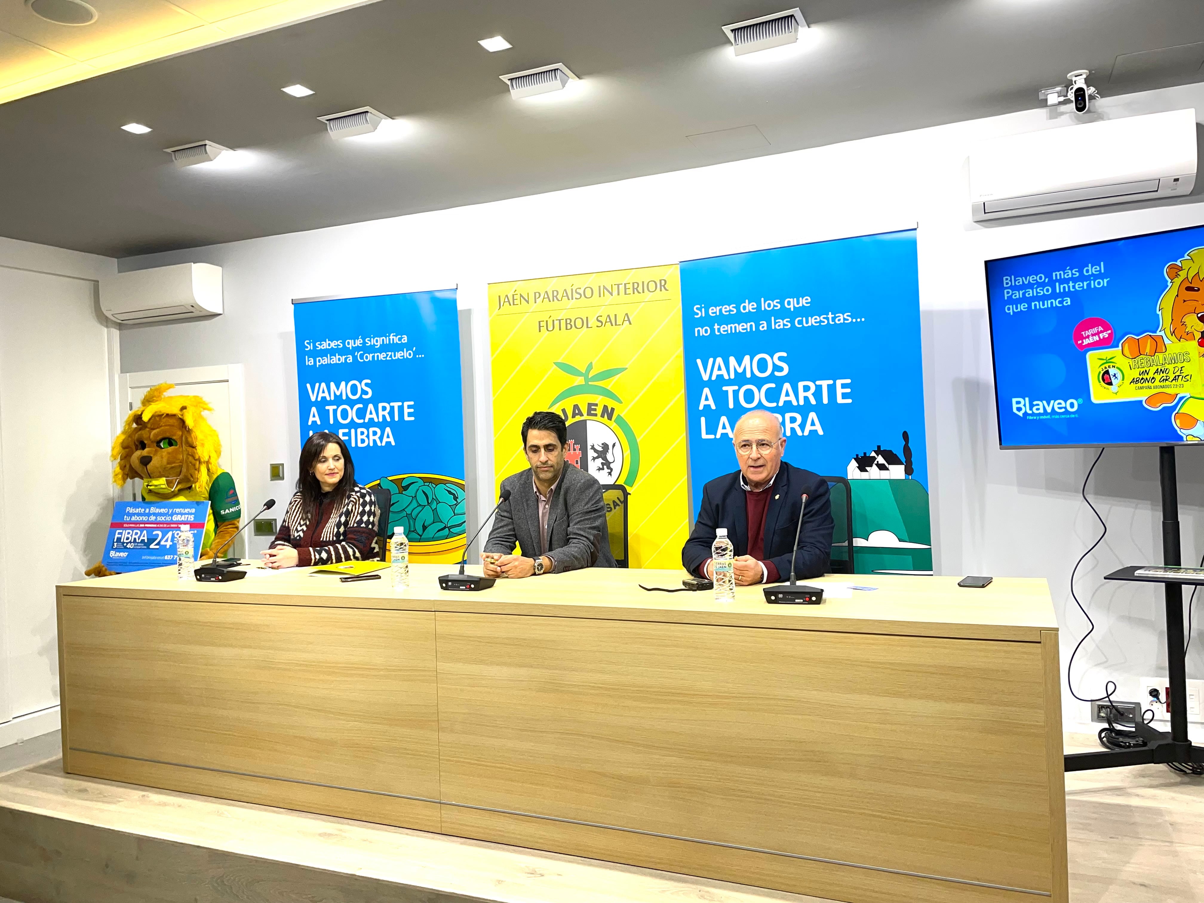 Momento de la firma del patrocinio con Trinidad López, gerente de la entidad deportiva, Juan José Prieto, director de Innovasur y el presidente del Jaén F.S. Germán Aguayo