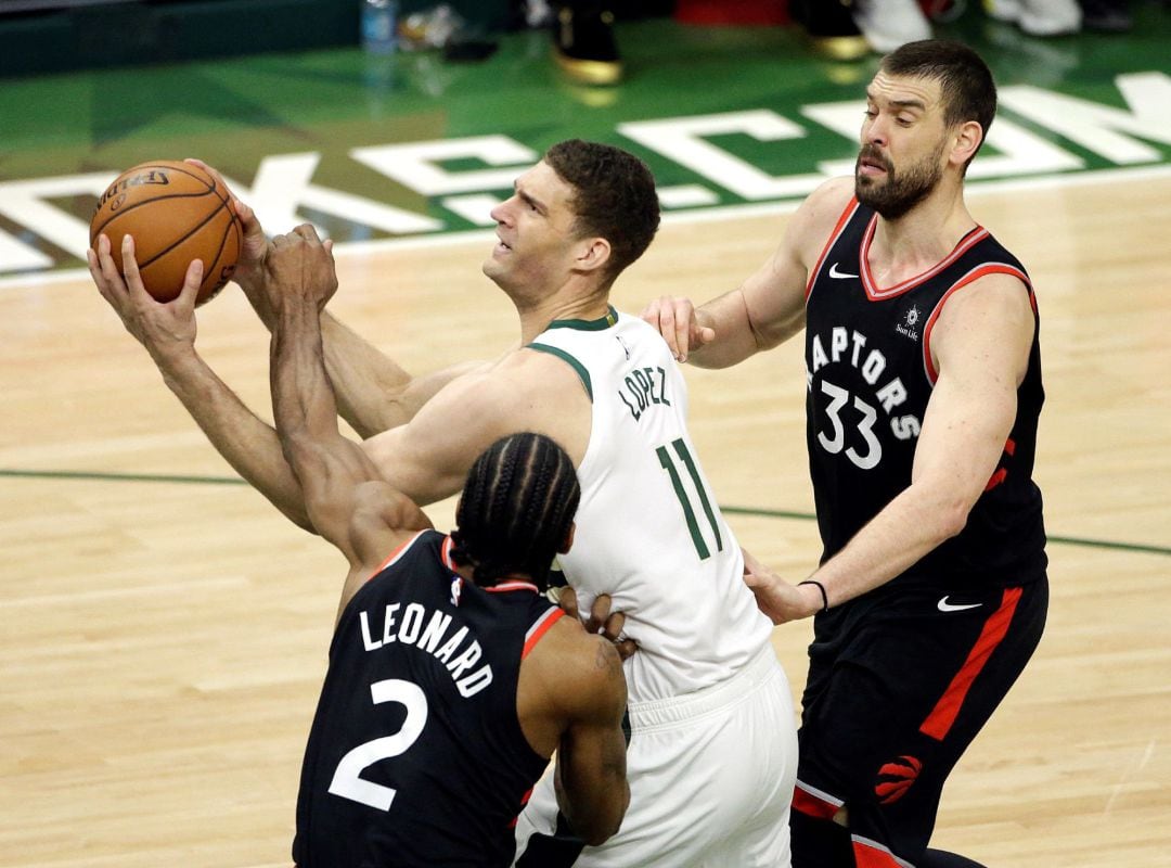 Brook López (centro) disputa el balón con Marc Gasol (dcha.) en el primer partido de la final de la Conferencia Este de la NBA