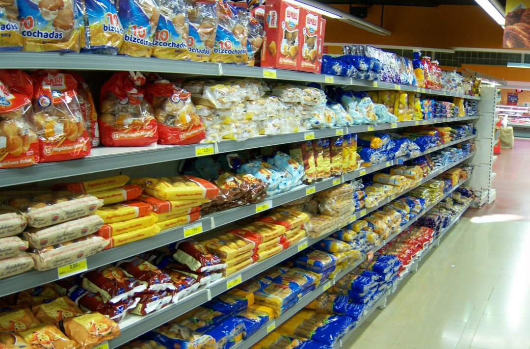 Imagen de archivo de una estantería de supermercado con productos de bollería