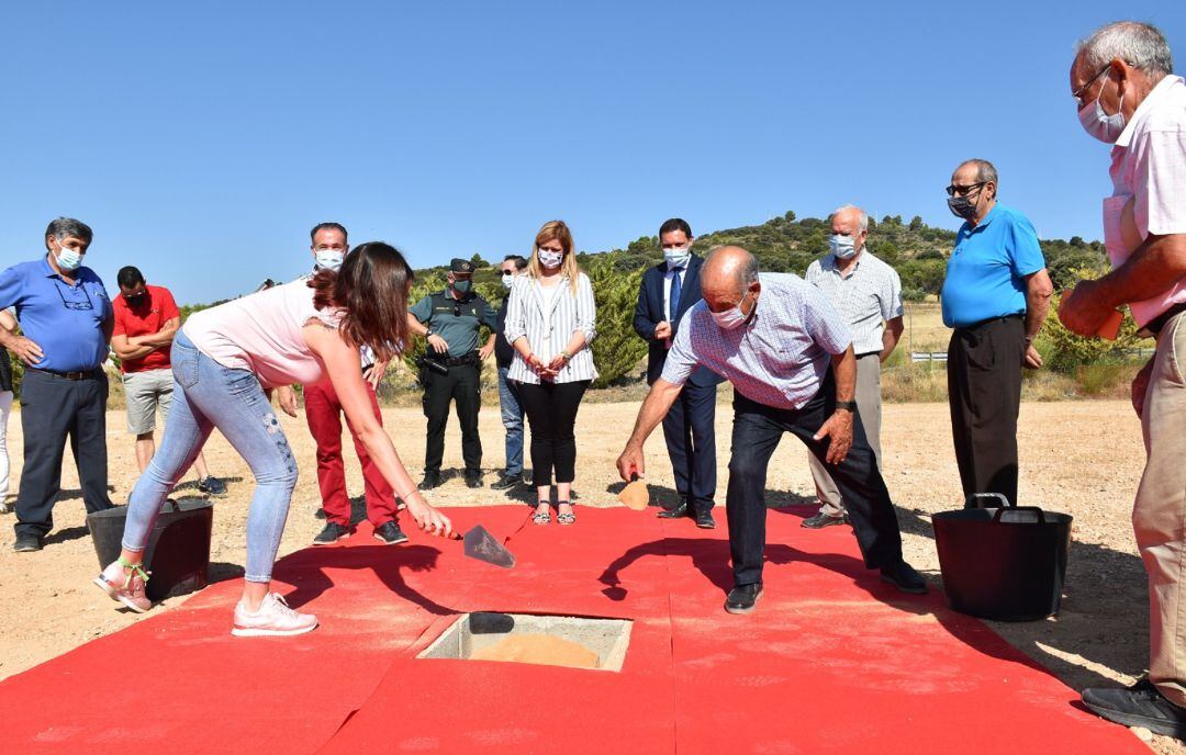 Al acto de colocación de la primera piedra del parque de bomberos de Priego (Priego) se ha invitado a distintas autoridades y alcaldes de la comarca.