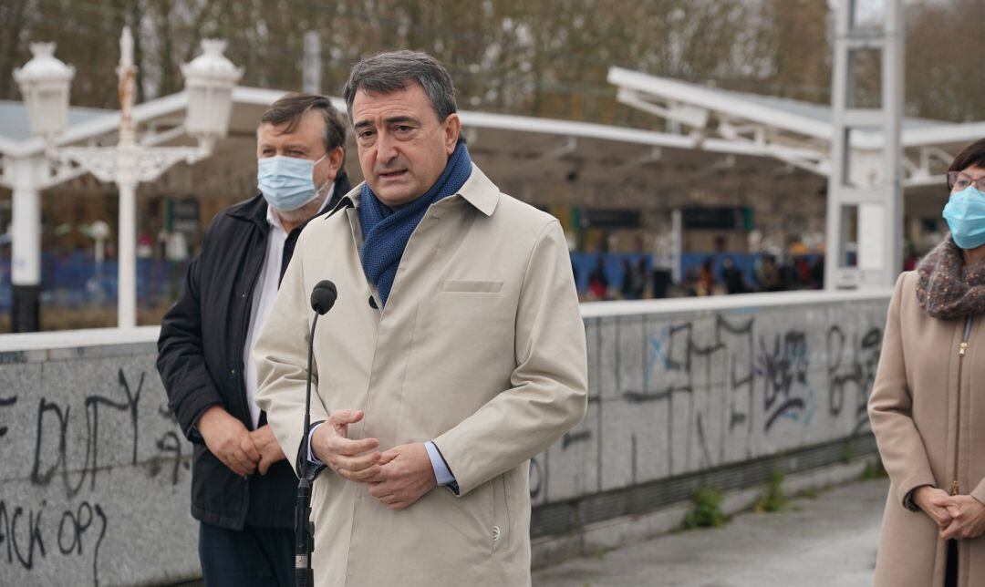 El portavoz del Grupo Vasco en el Congreso, Aitor Esteban, da a conocer el acuerdo  en la negociación con el Gobierno central sobre el Tren de Alta Velocidad  