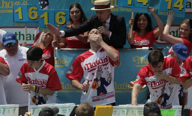 Joey Chestnut se impone al resto de participantes.