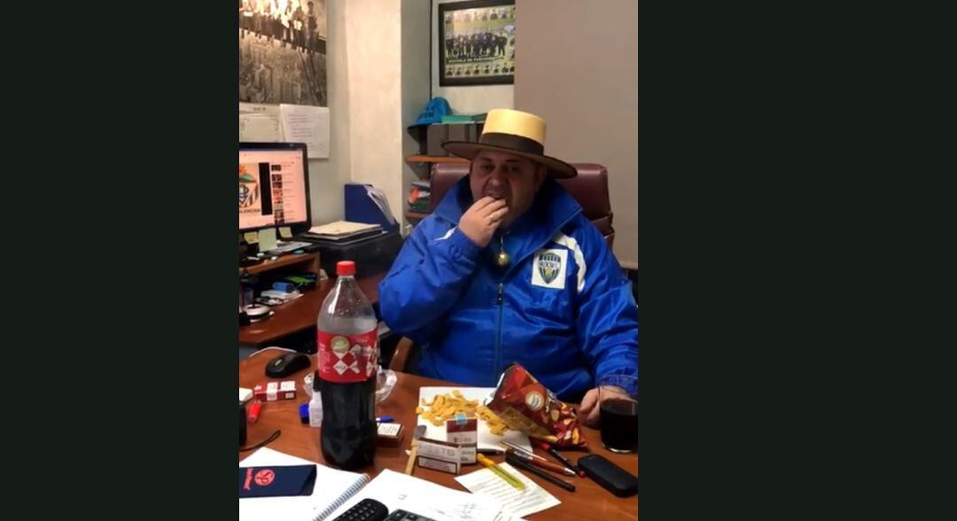 El vicepresidente del Valencina comiendo en el video