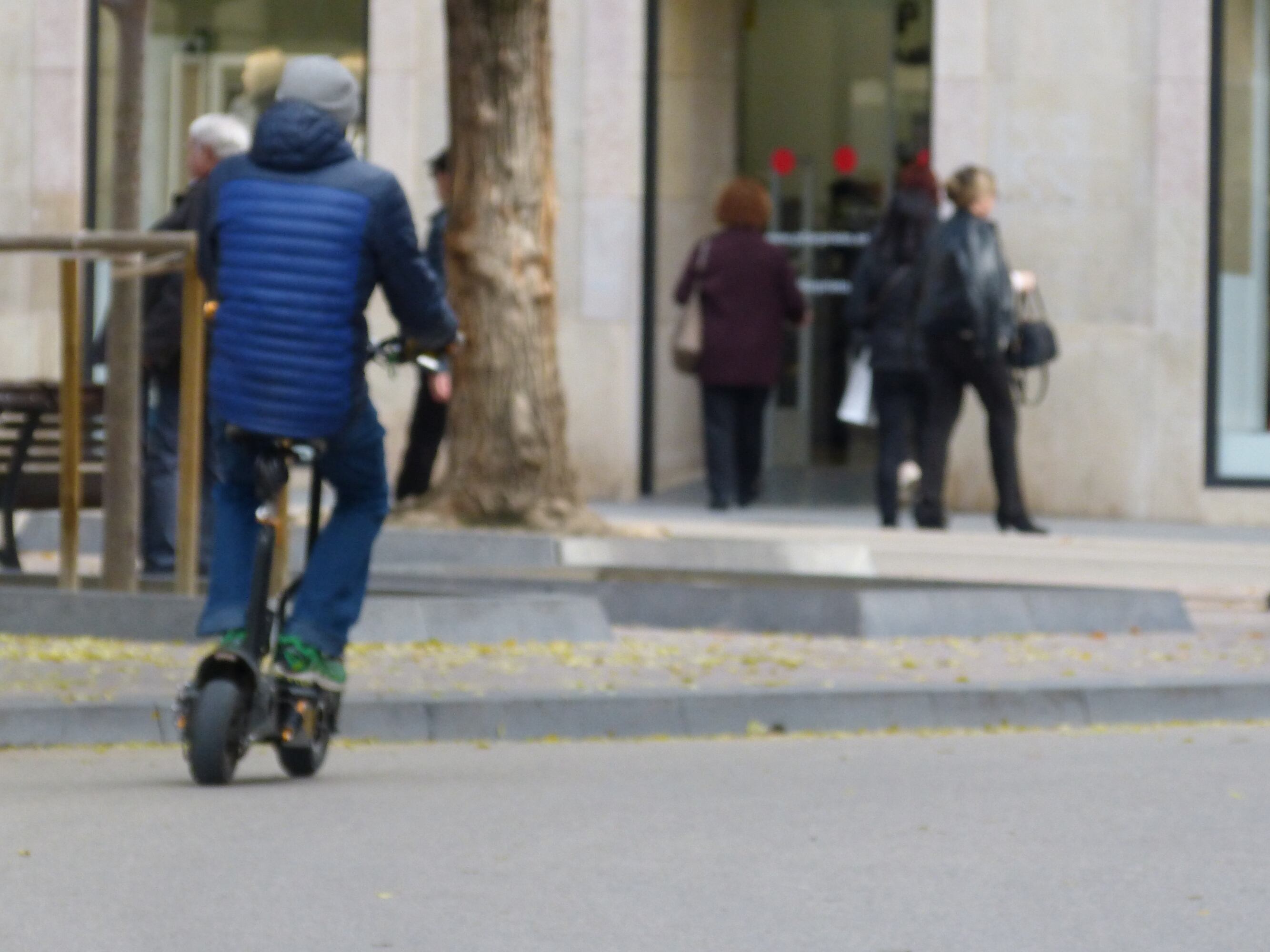 Patinete eléctrico en la plaza de Navarra