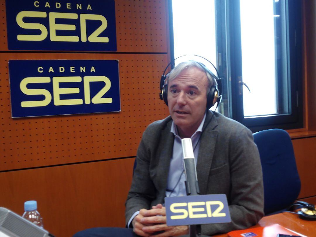 El candidato del PP, Jorge Azcón, en los estudios de Radio Zaragoza