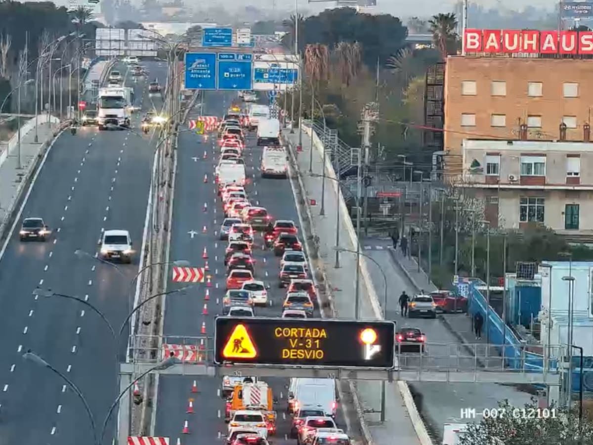 Colas kilométricas en la Pista de Silla, cortada parcialmente por el retraso en unas obras