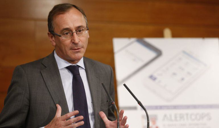 El ministro de Sanidad, Asuntos Sociales e Igualdad, Alfonso Alonso, durante su comparecencia en el palacio de La Moncloa.