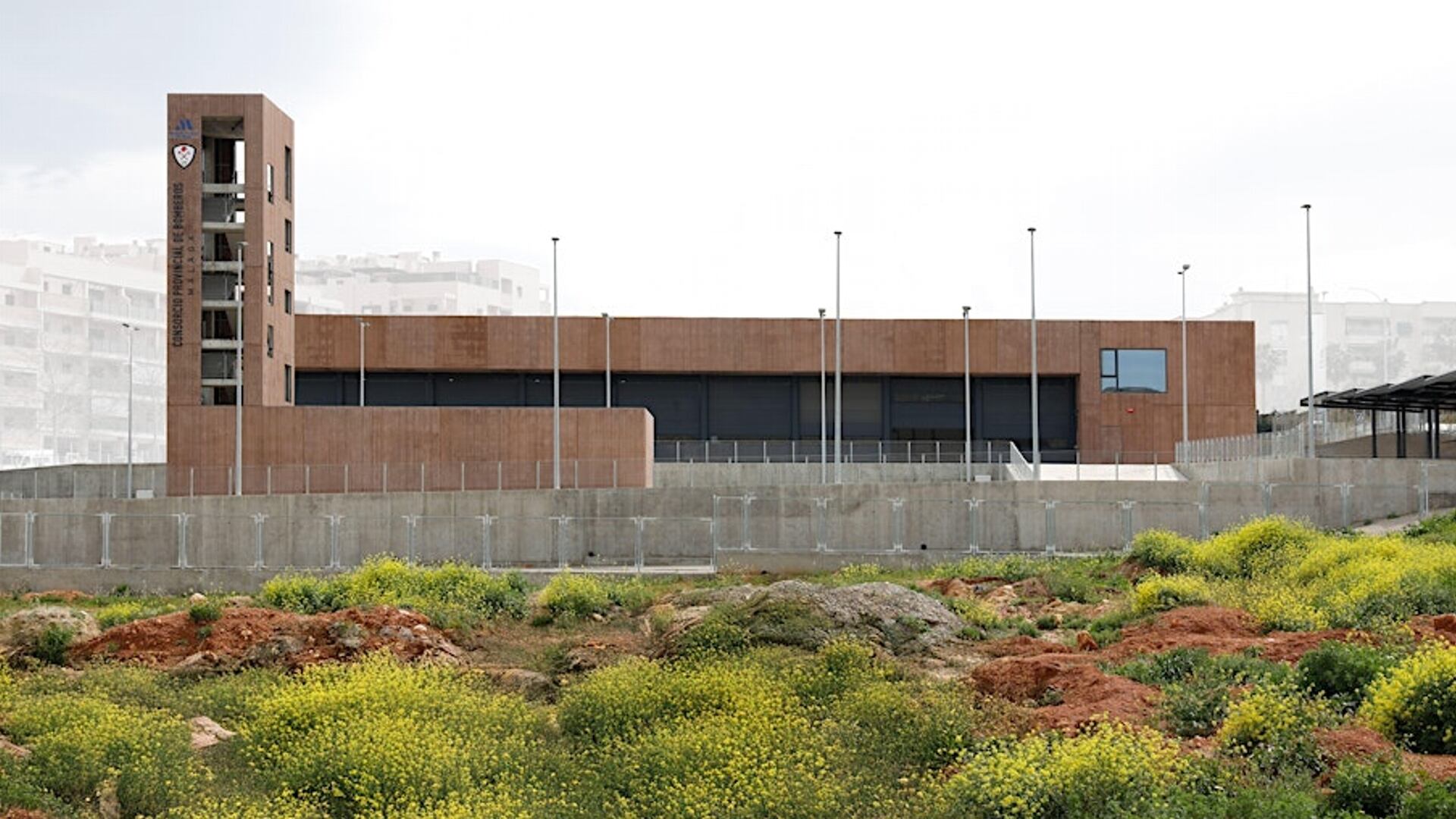 Fachada principal del nuevo Parque de Bomberos "José Gil" de Antequera
