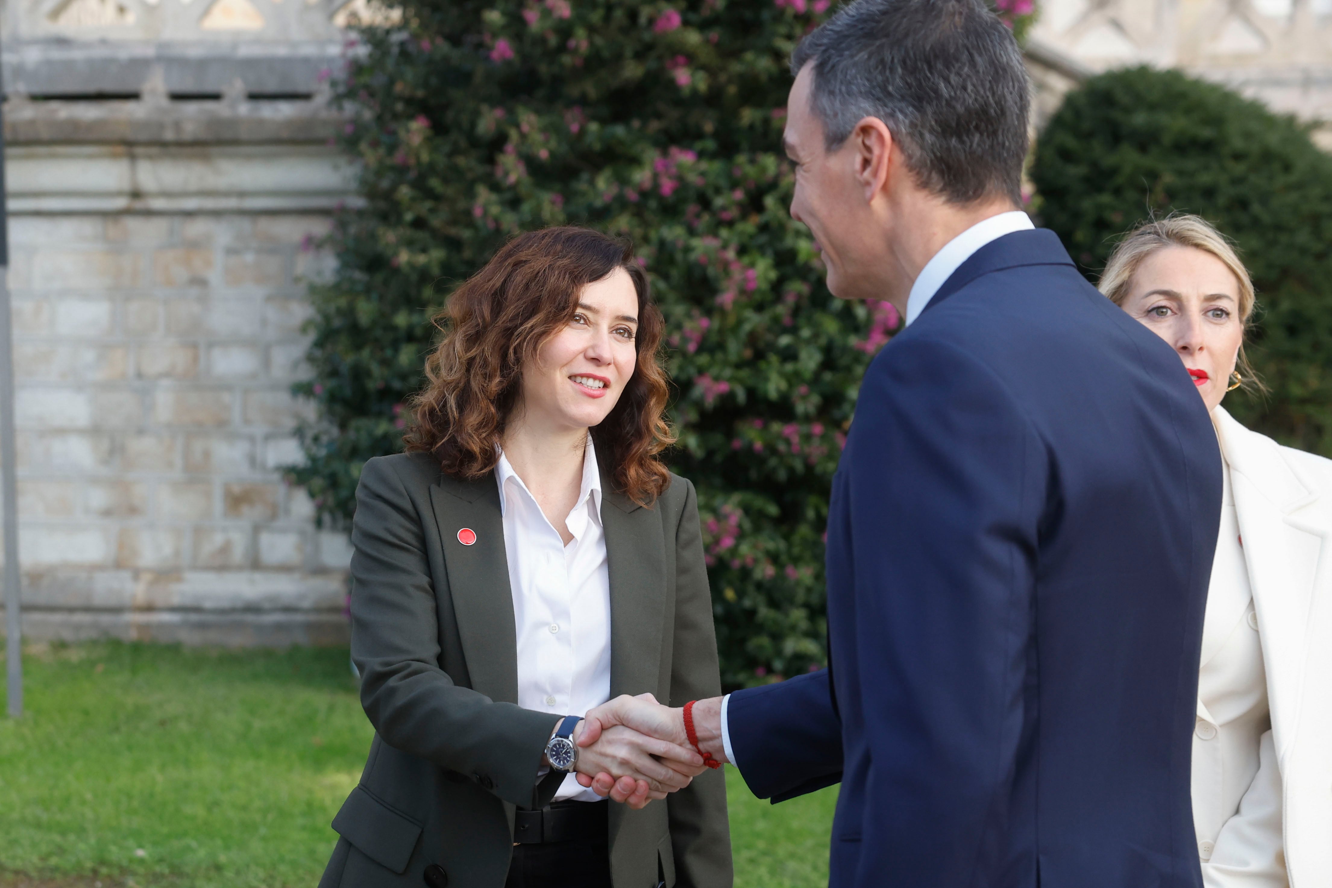 El presidente del Gobierno, Pedro Sánchez, saluda a la presidenta de la Comunidad de Madrid, Isabel Díaz Ayuso, a su llegada al Palacio de la Magdalena de Santander.