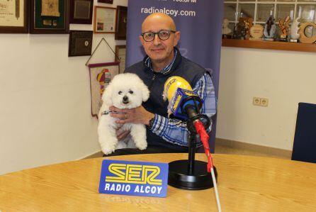 Joanfra Rozalén, en el estudio de Radio Alcoy con su perro Cotó