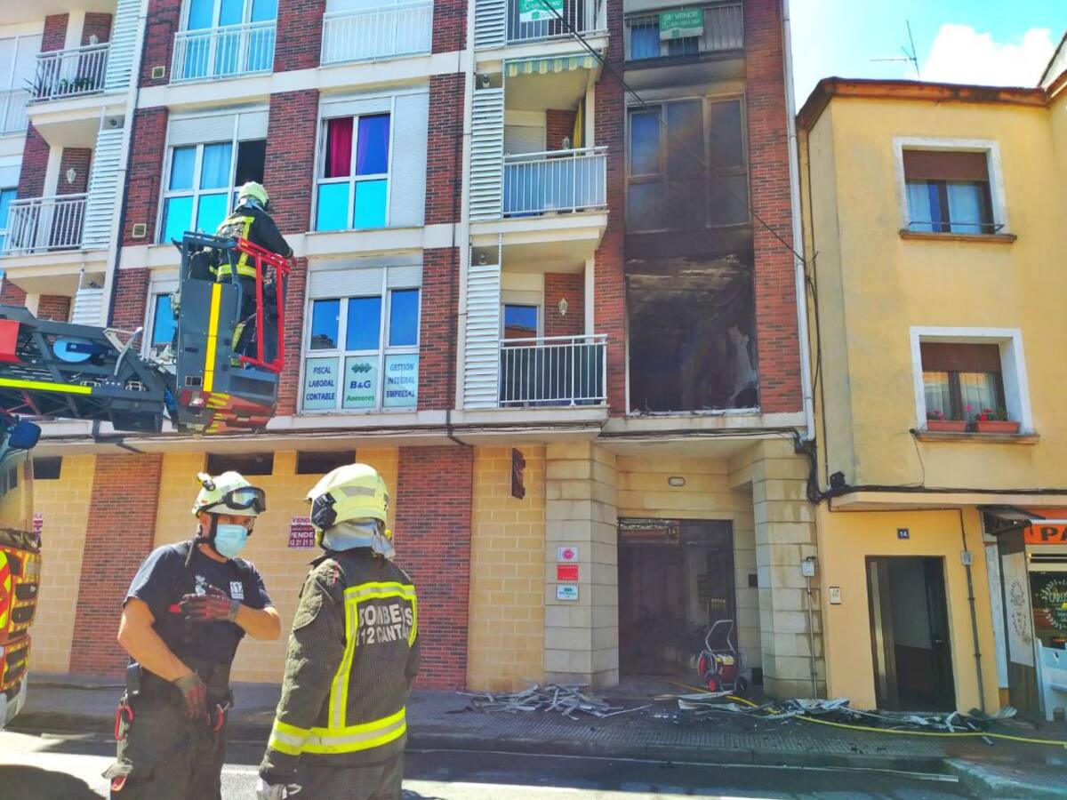 Sacan a una niña del balcón de una vivienda en llamas de Unquera