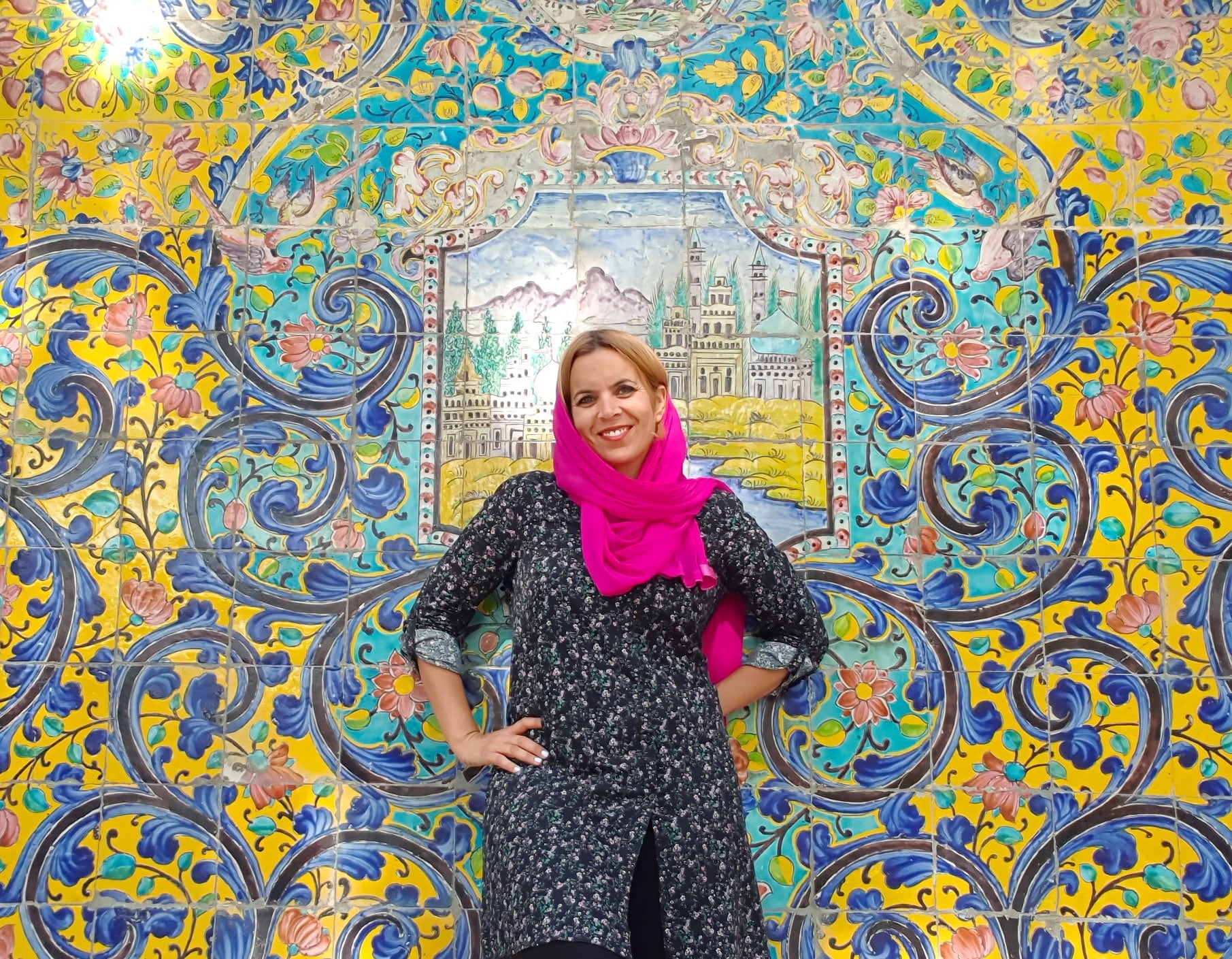 La viajera Karmen Salas en Mashhad, Irán, en la mezquita de Iman Reza