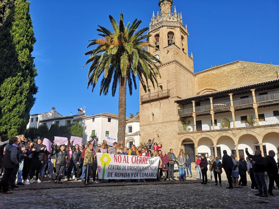 La concentración de ARDE ha congregado a alrededor de cien personas frente al Ayuntamiento de Ronda