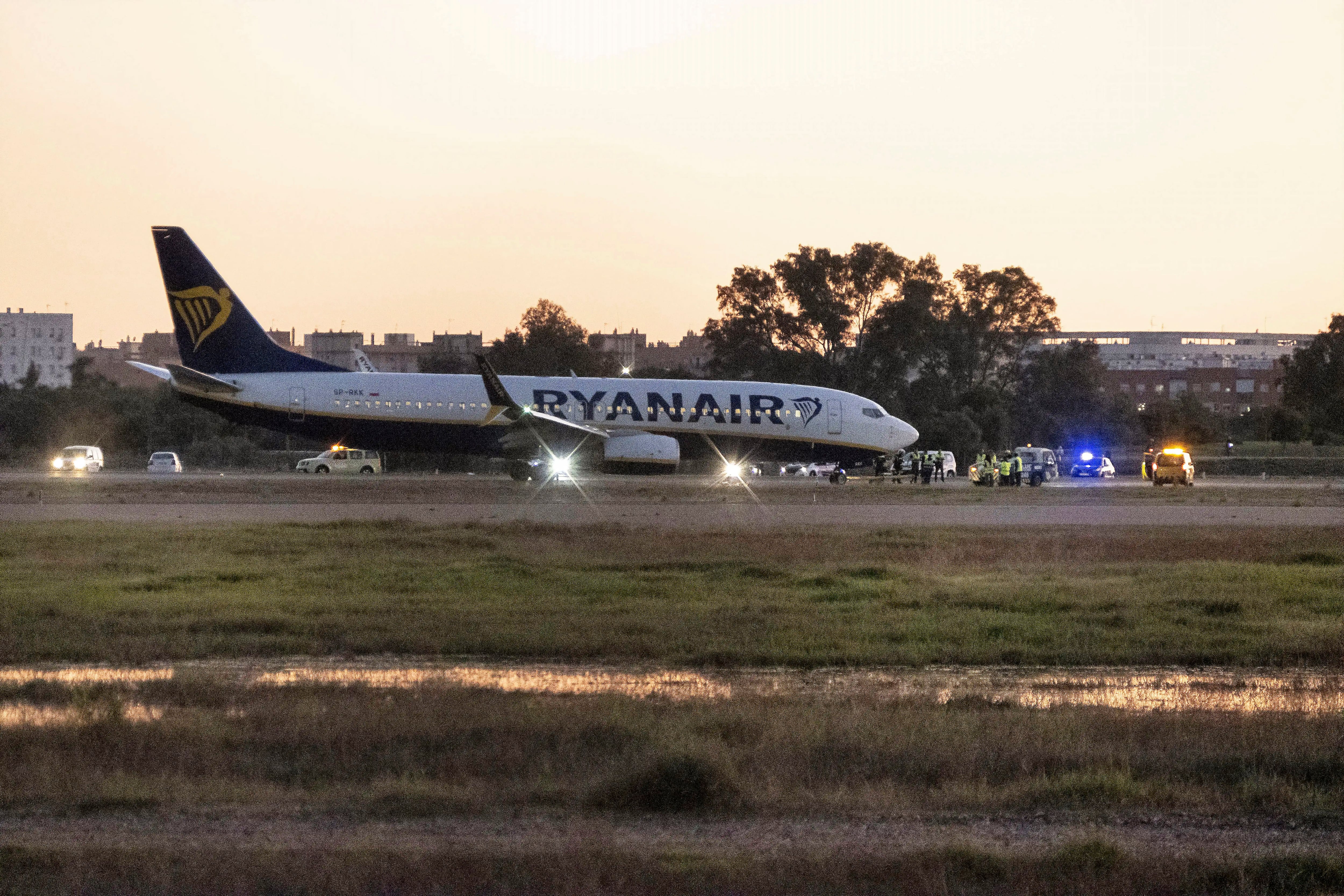 SEVILLA, 20/11/2025.- El aeropuerto San Pablo de Sevilla ha parado en la tarde de este jueves toda su actividad de despegues y aterrizajes por la avería de un avión de Ryanair que ha quedado bloqueado en la pista tras un aterrizaje de emergencia. Fuentes de Aena han informado a EFE de que la actividad aeroportuaria ha quedado paralizada poco antes de las 17.30 horas y los vuelos que tendrían que arribar se están desviando a los aeropuertos de Málaga y Jerez de la Frontera, mientras que todas las salidas se han retrasado. EFE/ David Arjona