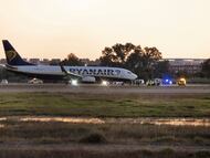 Un avión de RyanAir en el Aeropuerto de Sevilla
