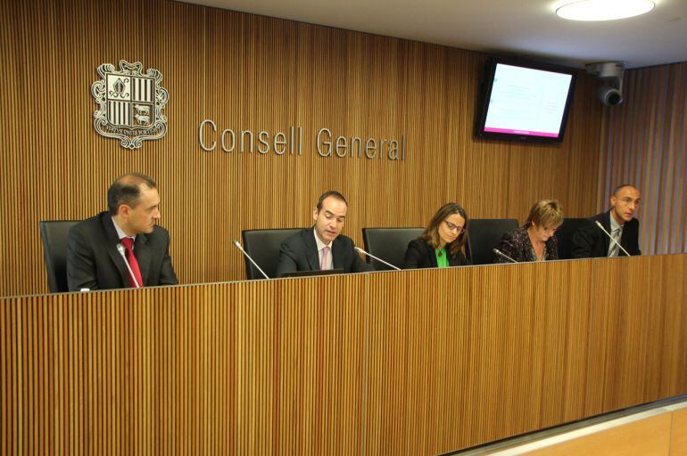 El ministre Jordi Alcobé i el director d'Andorra Telecom, Jordi Nadal, durant la compareixença davant la comissió legislativa de política territorial per expliar els projectes de futur de la societat parapública.
