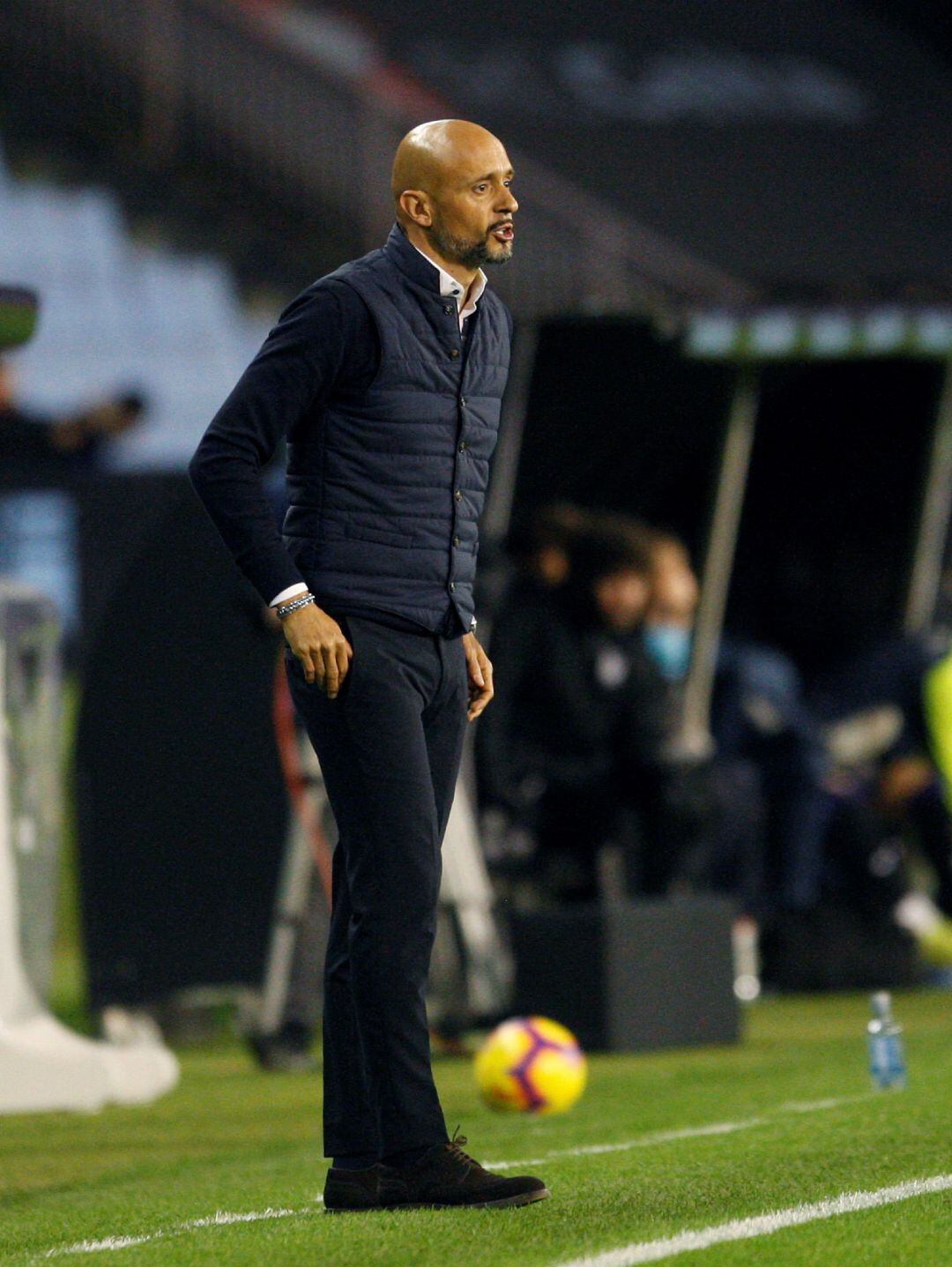 Miguel Cardoso dando instrucciones desde el banquillo del Celta