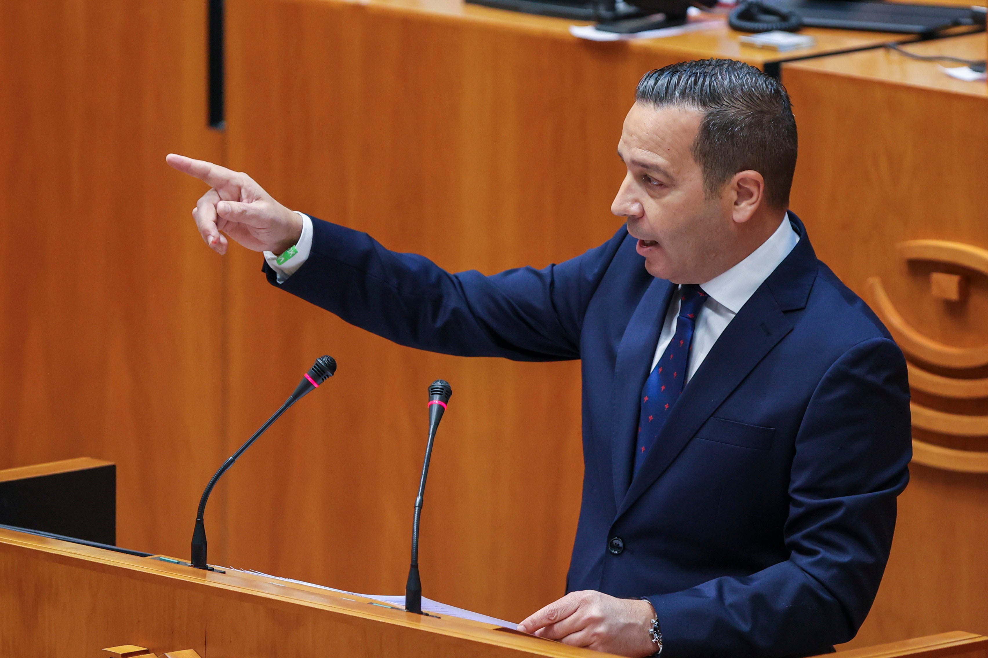 MÉRIDA (ESPAÑA), 22/04/2026.- El diputado de Vox, Óscar Fernández interviene este miércoles en la Asamblea regional durante la segunda jornada del debate de investidura en la que será elegida presidenta la candidata del PP a la reelección María Guardiola tras el acuerdo de gobierno alcanzado entre PP y Vox, con el voto en contra de PSOE y Unidas. EFE/ Jero Morales