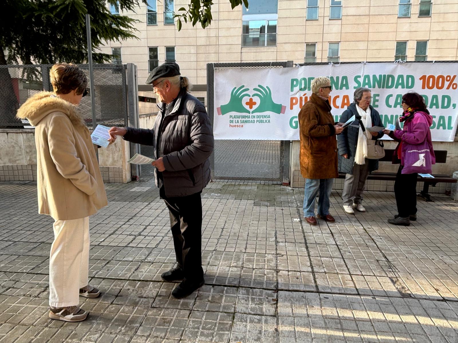 Miembros de la Plataforma por la Sanidad Pública, mostrando su "carta a los Reyes Magos", a una oscense