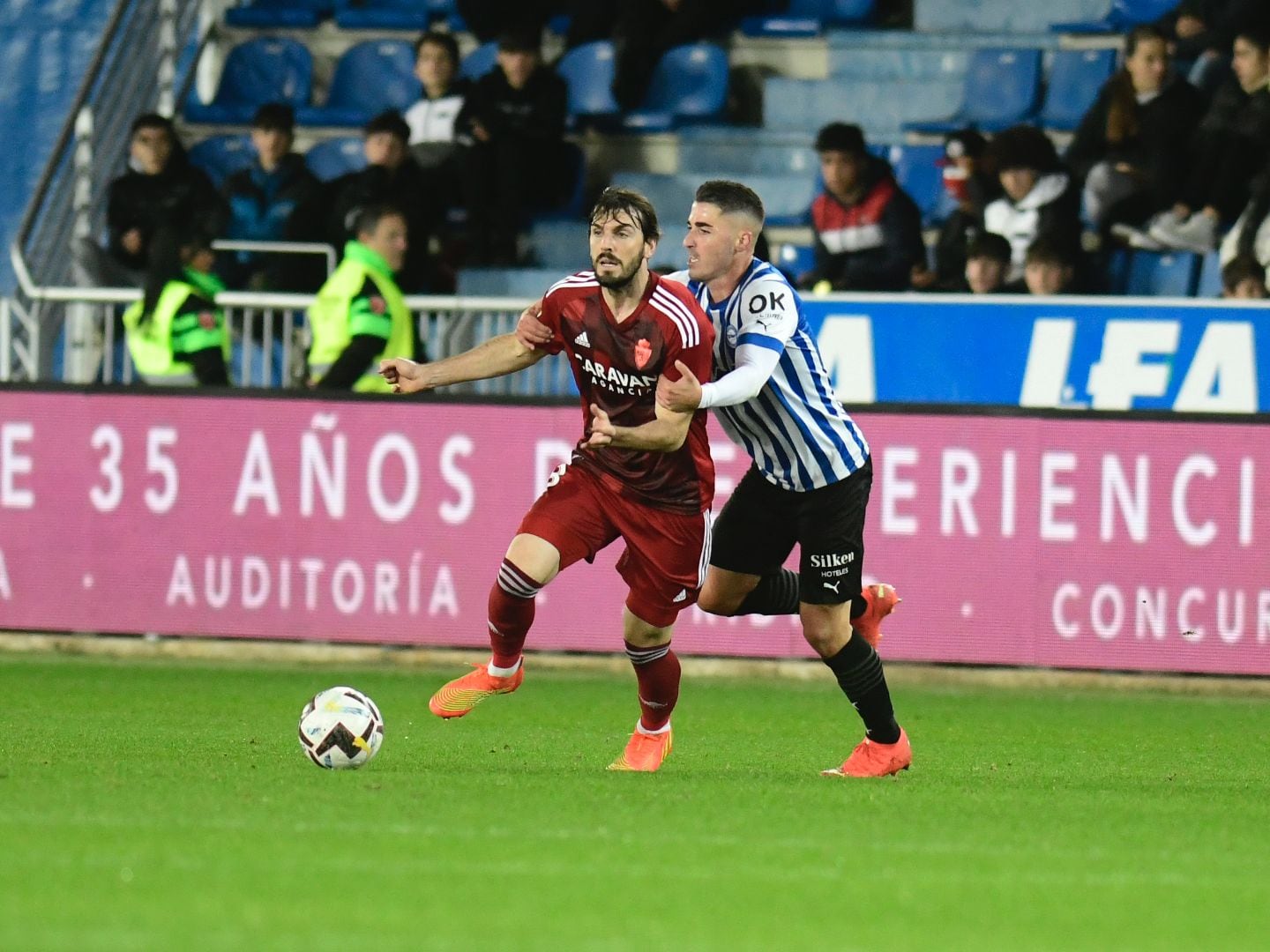 Toni Moya lucha por un balón