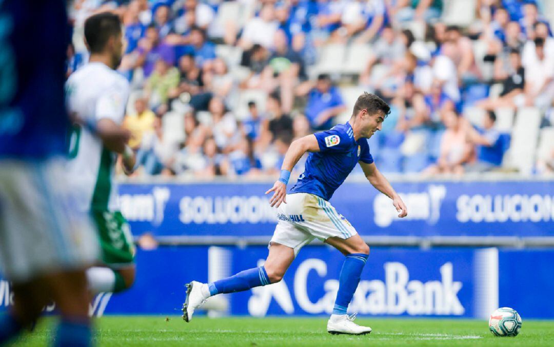 Javi Fernández conduce el balón en el Carlos Tartiere