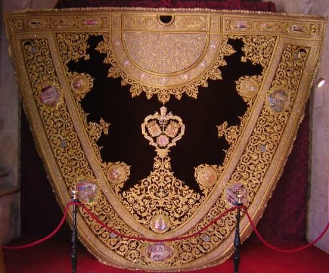 El manto de la Virgen de la Angustia es la pieza central de la muestra.