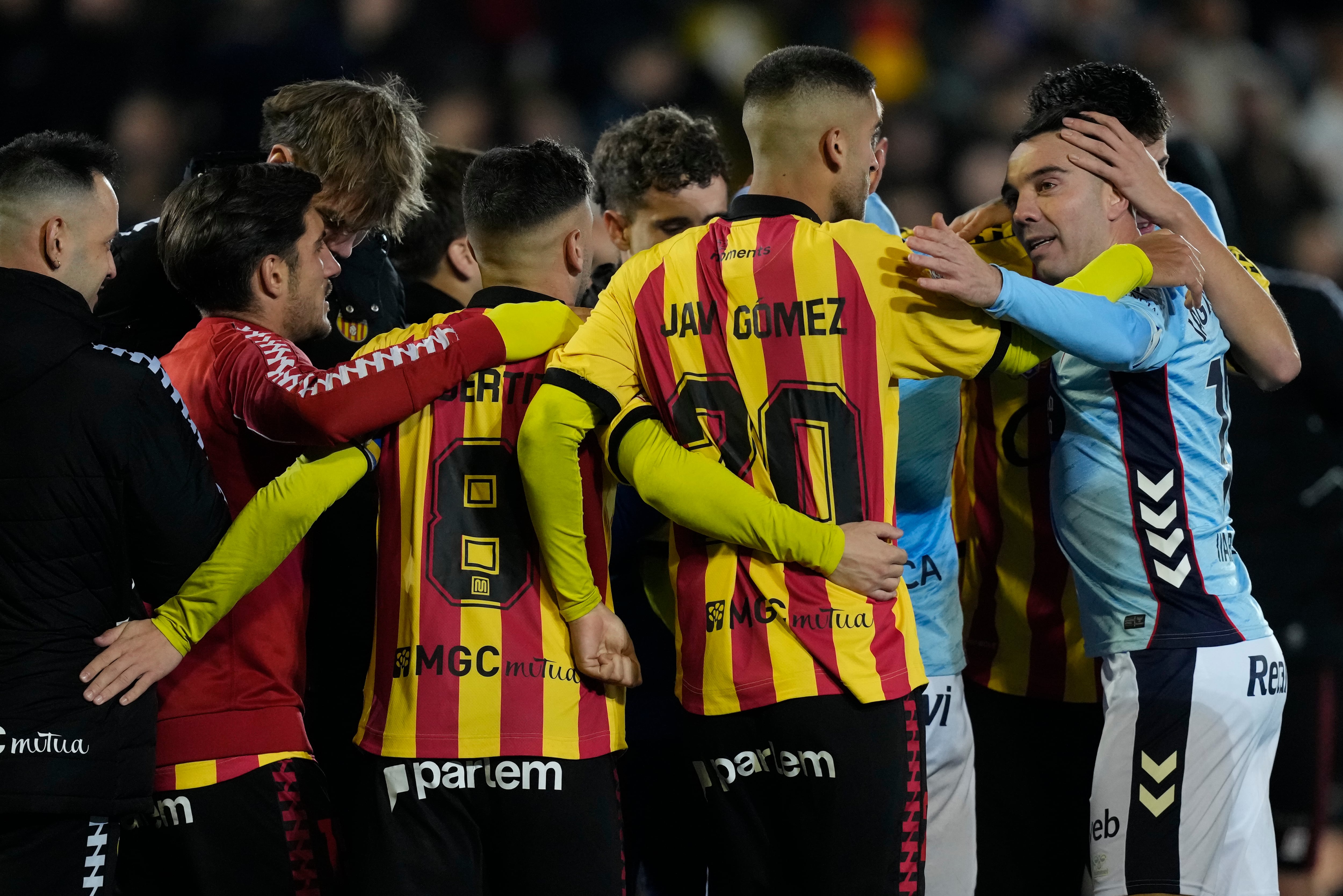 BARCELONA, 04/12/2025.- Los jugadores del Celta y del Sant Andreu se abrazan al finalizar el partido de la segunda eliminatoria de la Copa del Rey que Sant Andreu y Celta de Vigo disputaron este jueves en el estadio Narcís Sala. EFE/ Enric Fontcuberta