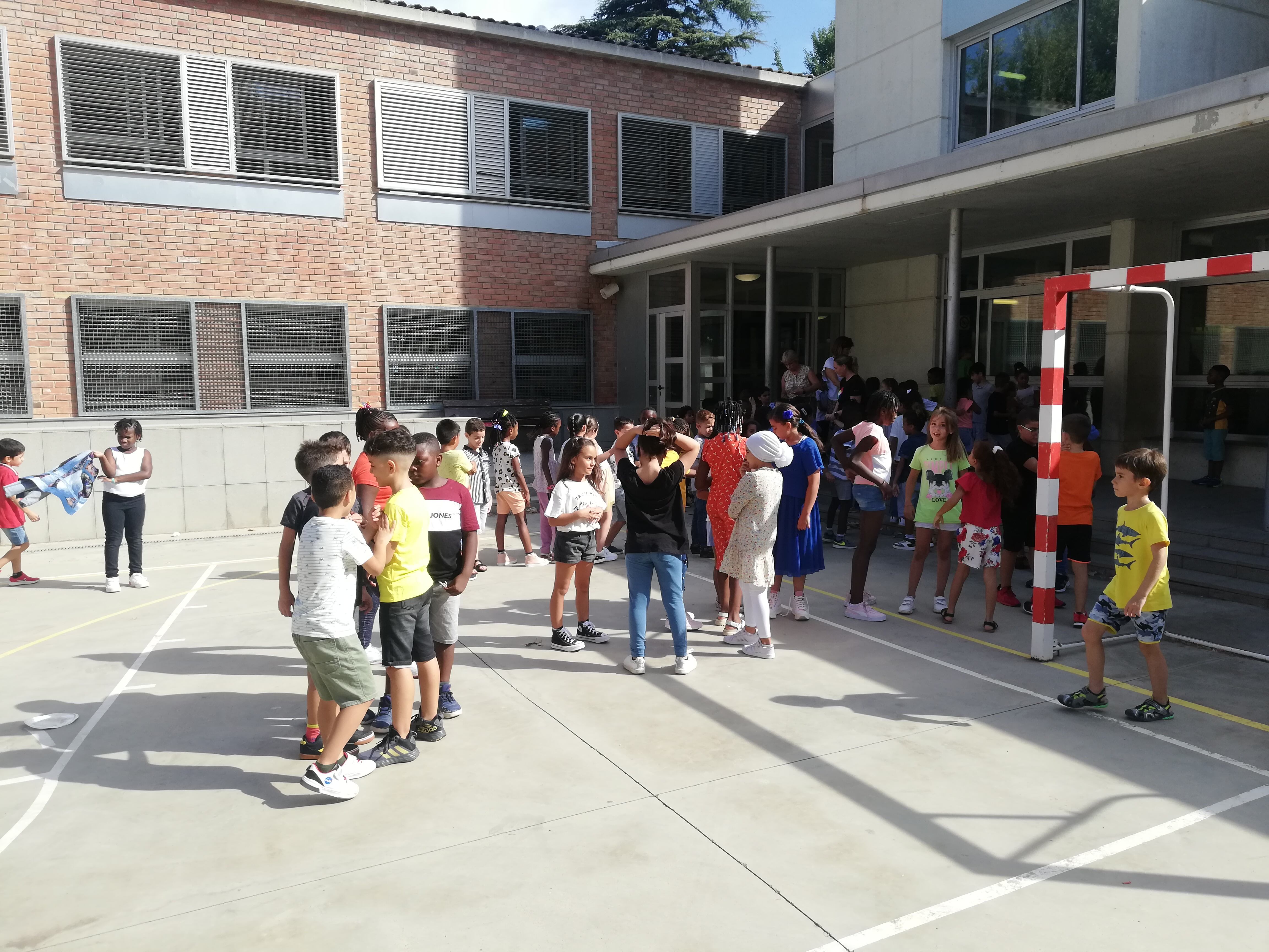 Moment del pati de l&#039;escola Camps Elisis durant el primer dia del curs 2022-23. Foto: Ràdio Lleida