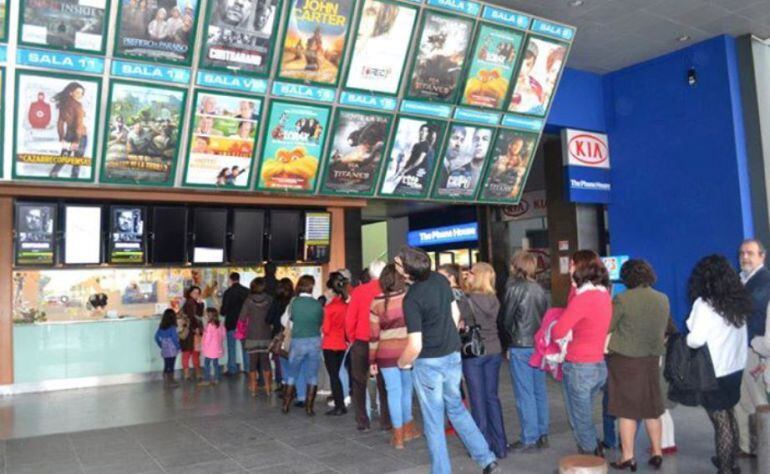 Gente ante las carteleras de cine
