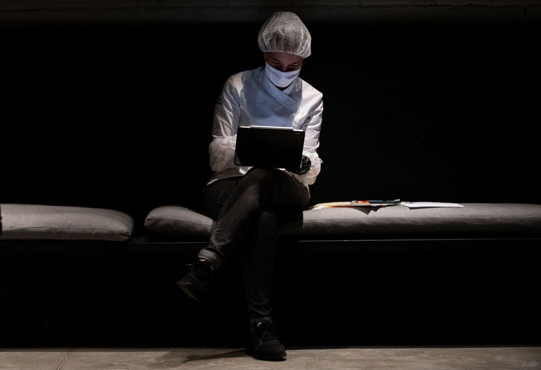 Profresional sociosanitario tomandose un respiro en época de pandemia