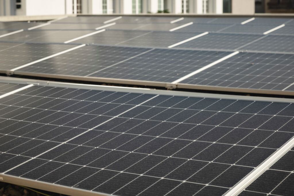 Los edificios de la Policía Local y el de Bomberos tendrán una instalación de placas solares