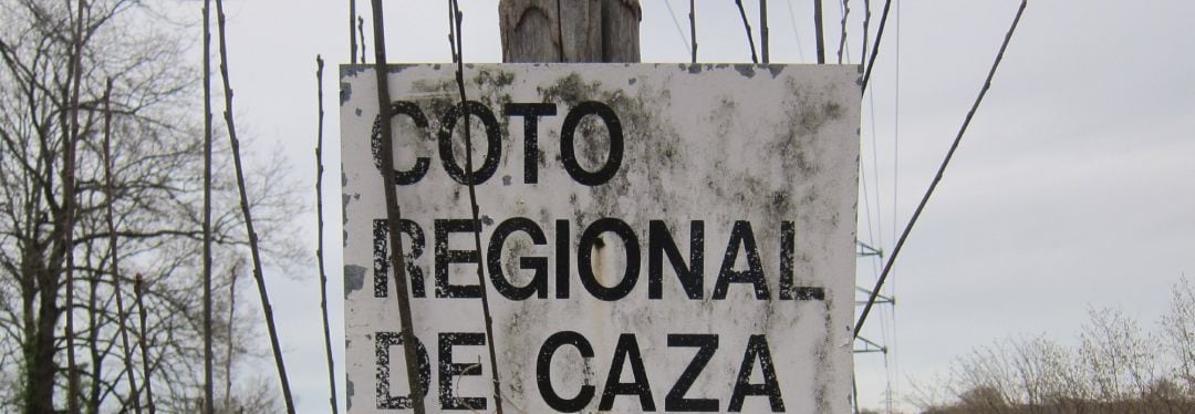 Foto de archivo de un cartel que anuncia la entrada en un coto de caza 