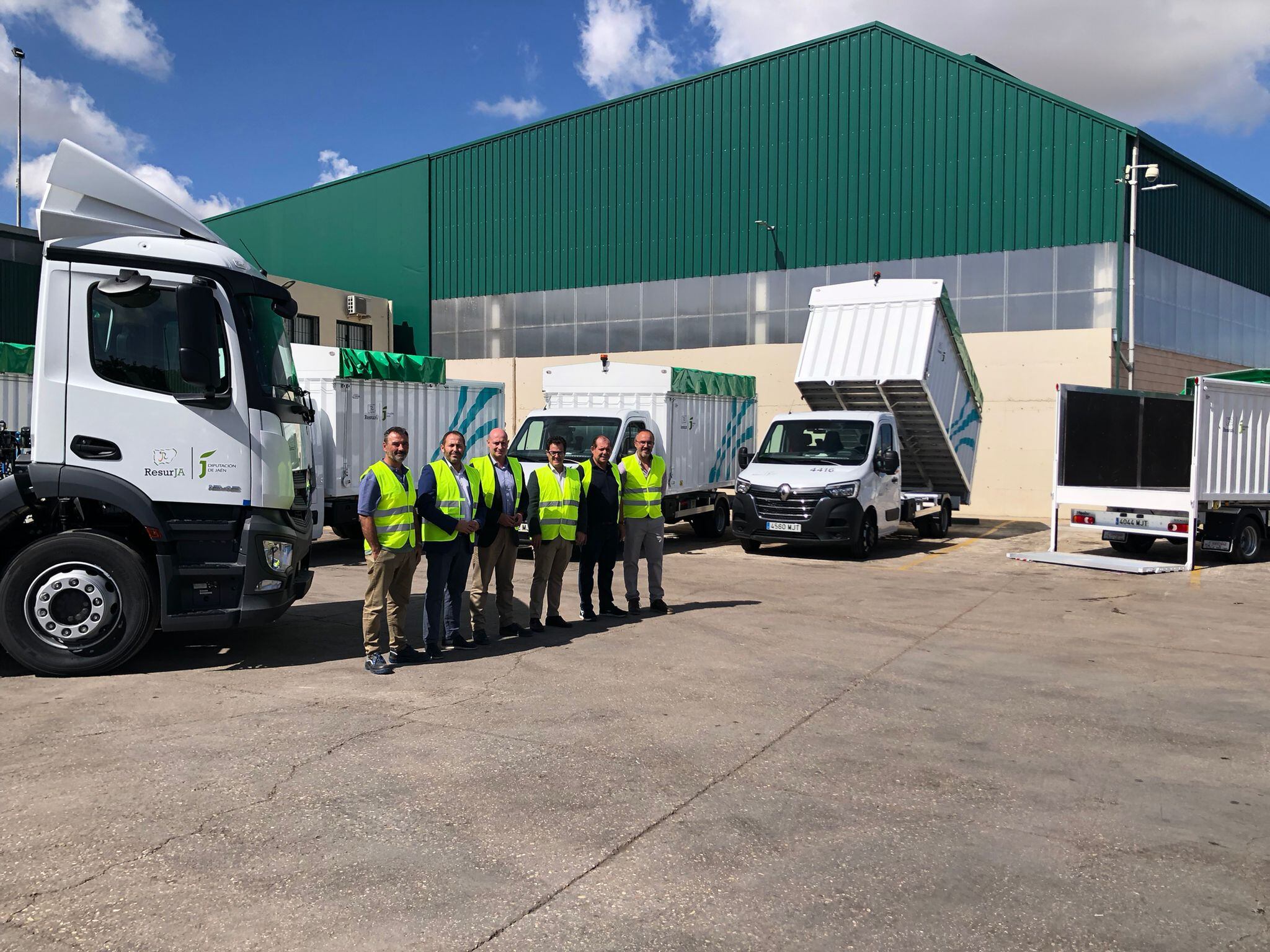 El diputado de Servicios Municipales, José Luis Hidalgo, y responsables de RESURJA en la presentación de nuevos vehículos de la flota de la empresa