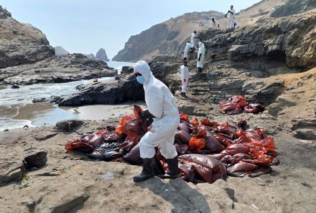 Labores de retirada de crudo de las playas de Callao (Perú).