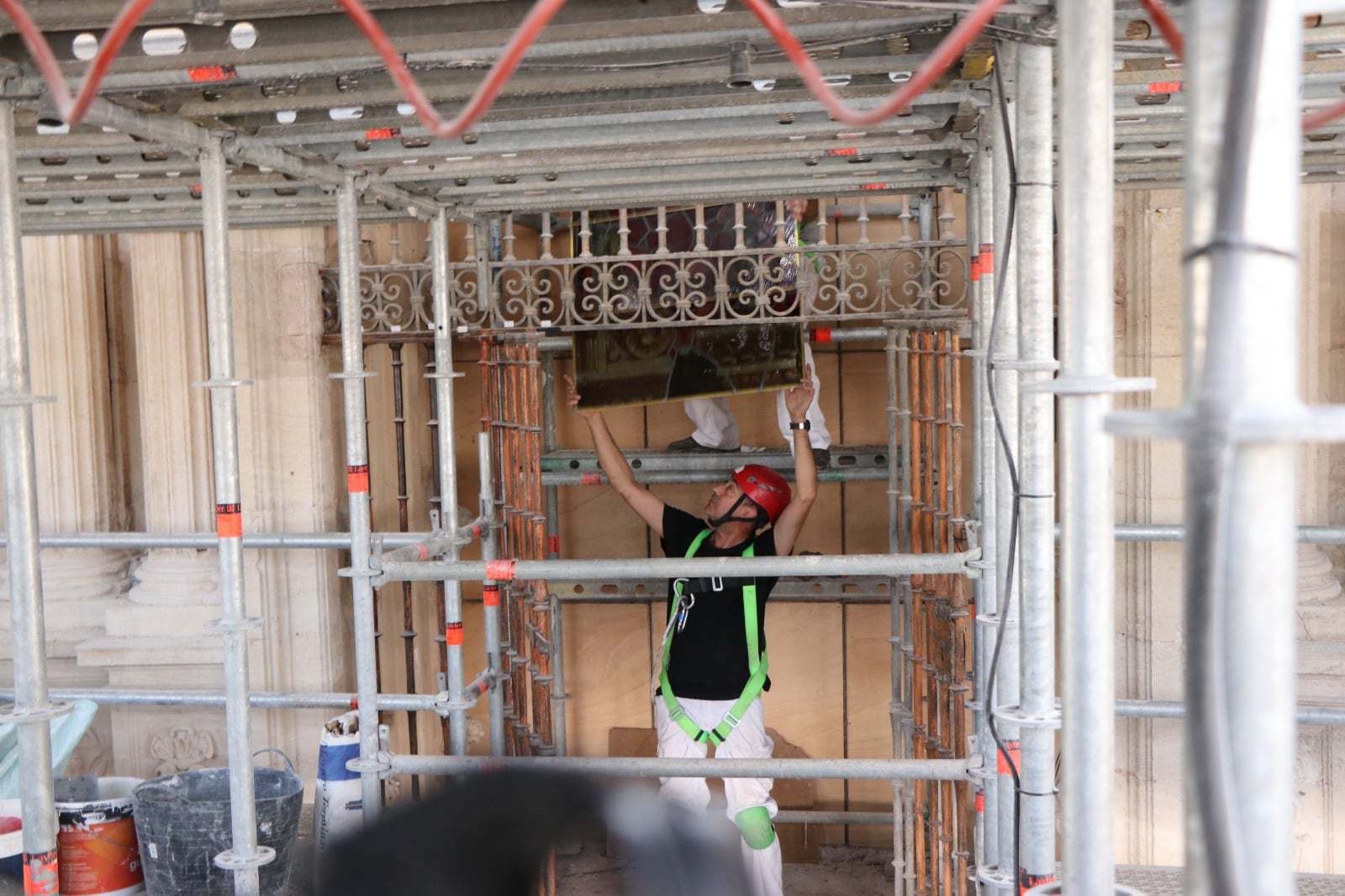 Los trabajos para instalar la primera de las vidrieras llevarán más de un día por parte de los operarios del taller segoviano Vetraria Muñoz de Pablos SL.