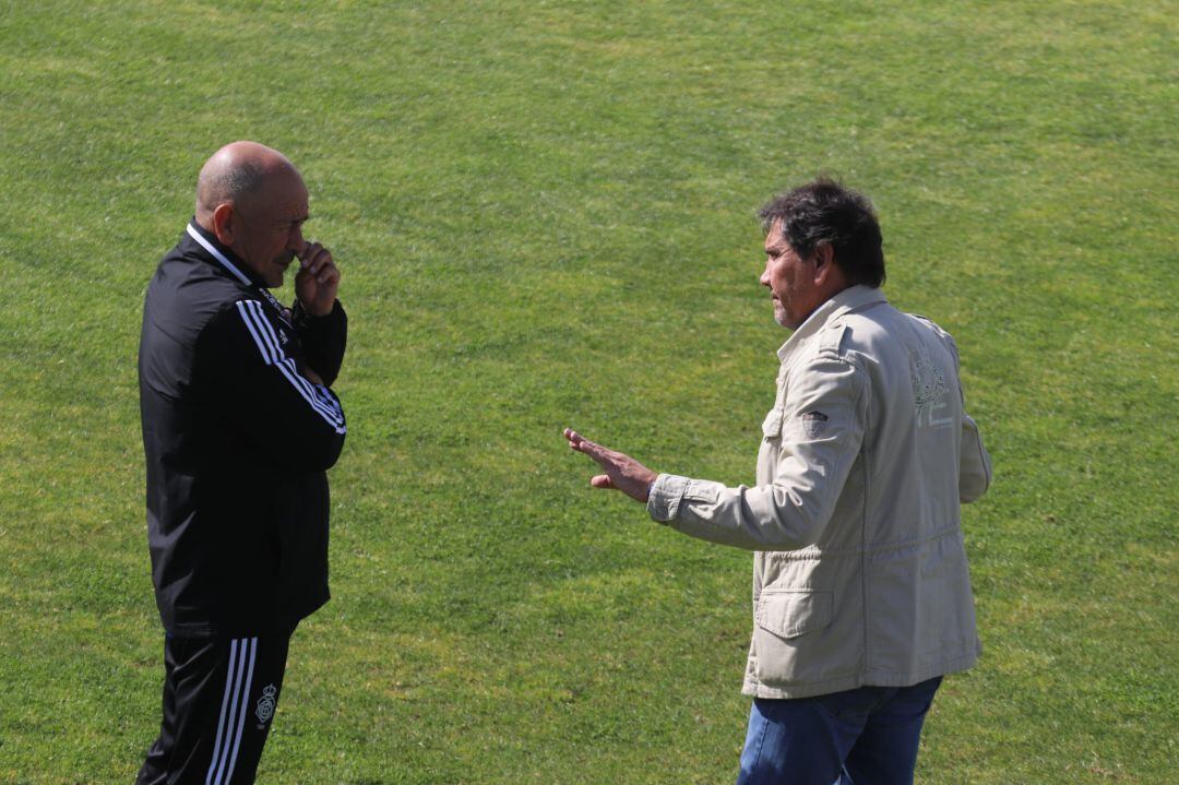 Claudio Barragán y Manolo Zambrano conversan tras el entrenamiento de la mañana.