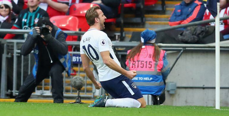 Harry Kane celebra su gol al Southampton.