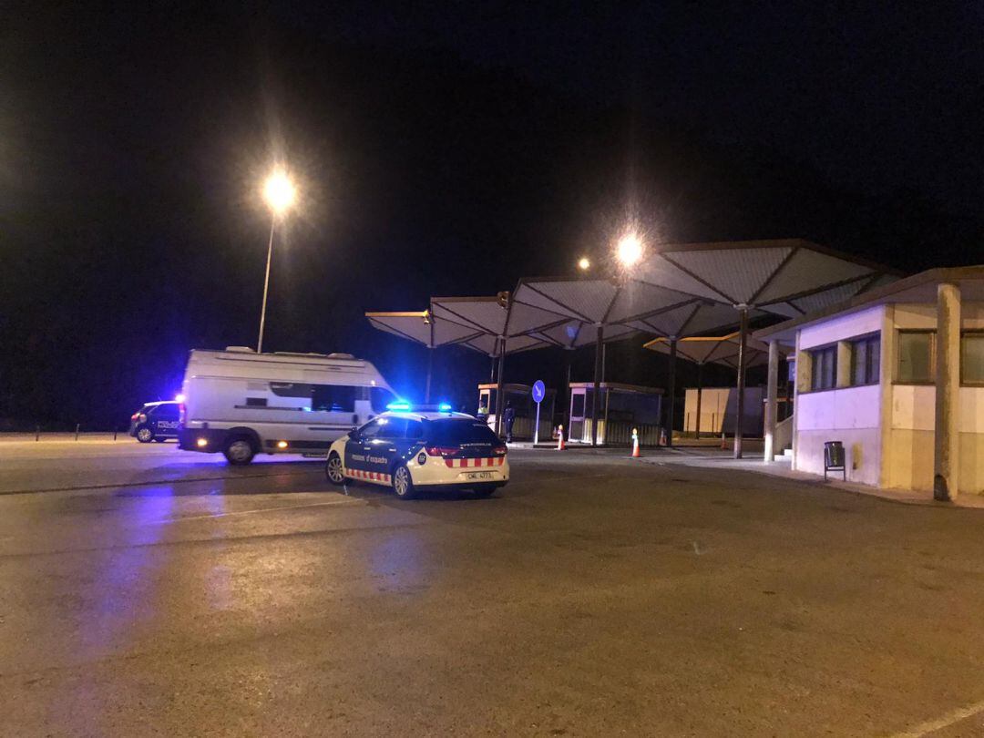 Una furgoneta arribant al control policial.