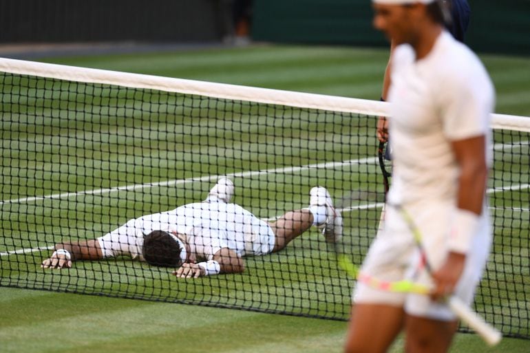 Del Potro y Nadal, en un instante del épico partido que han protagonizado en Wimbledon.