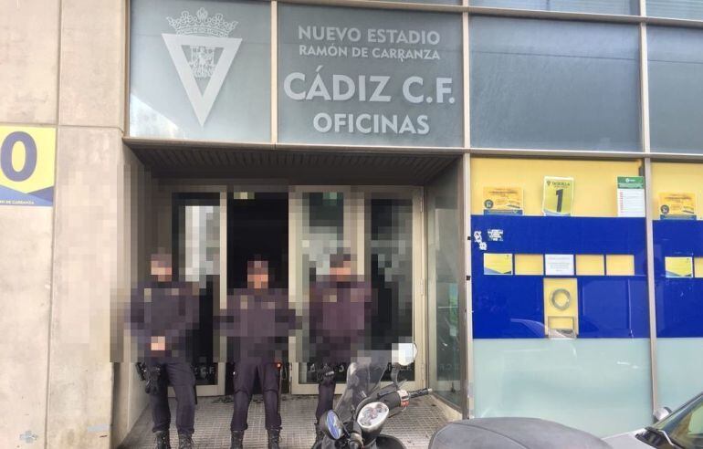 Agentes de la policía judicial en la sede del Cádiz