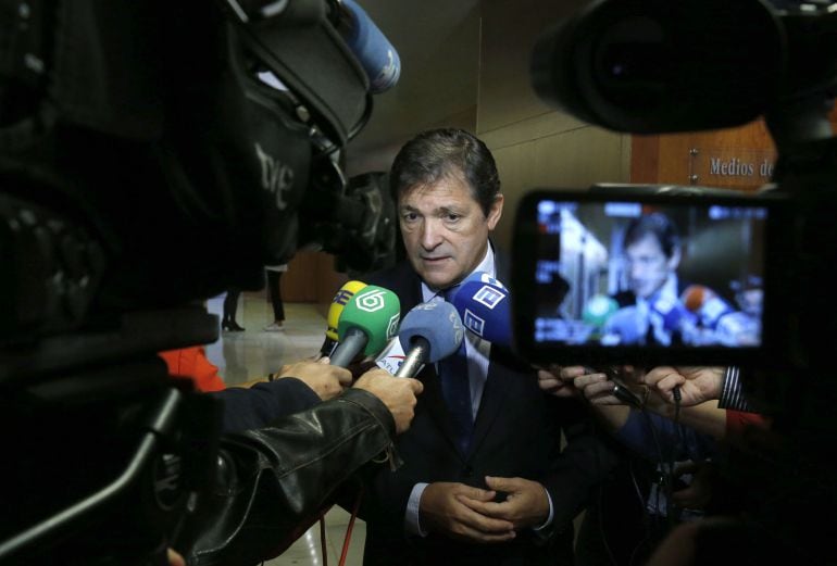 Javier Fernández atiende a los medios este viernes en los pasillos de la Junta General del Principasdo