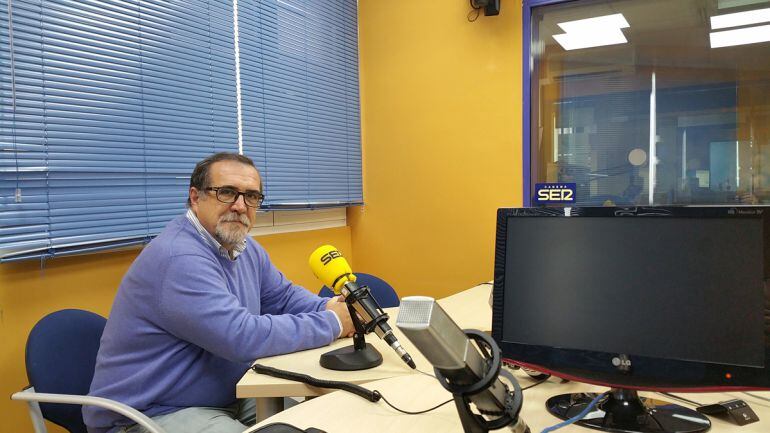 El escritor Juan Manuel Guillén presenta en Radio Granada su novela "Súbditos de un rey lejano"