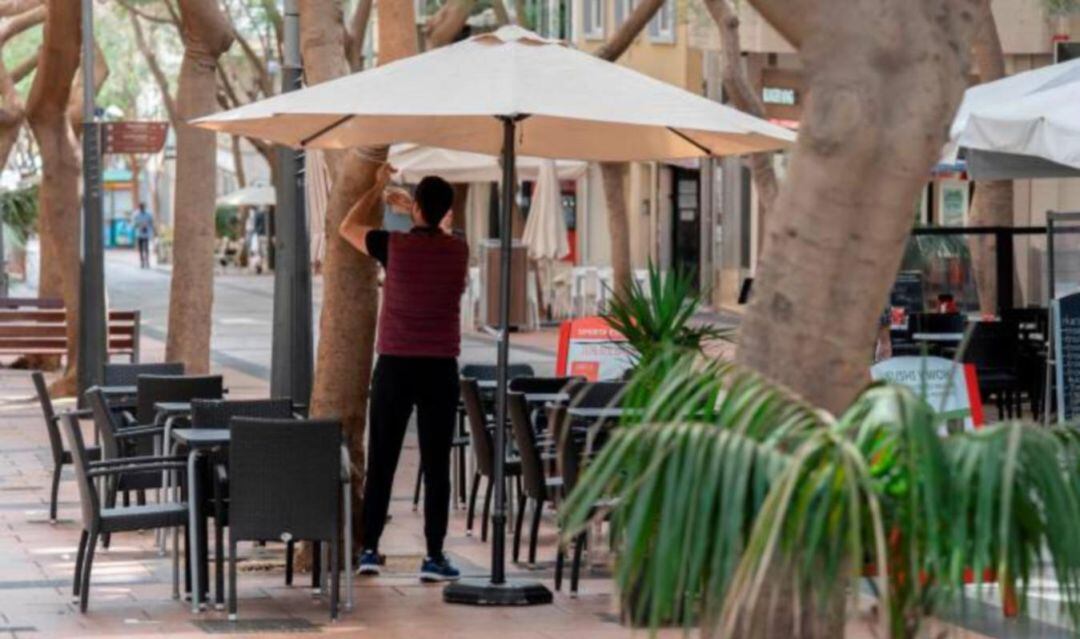 Un empresario prepara su terraza para la Fase 1