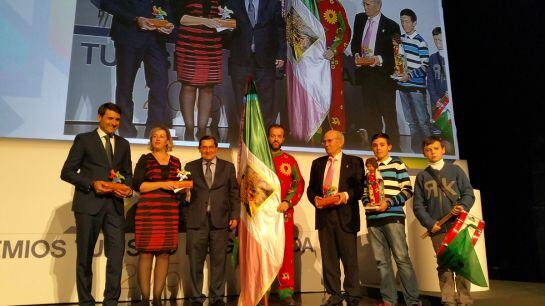 Los alcaldes de Baza y Guadix; el cascamorras de honor; el presidente de la hermandad de la Virgen de la Piedad de Guadix y dos tamborileros recogen de manos del presidente de la Diputación de Granada (segundo por la izquierda) el Premio Turismo de Granada 2015 a la Fiesta del Cascamorras que comparten ambas localidades