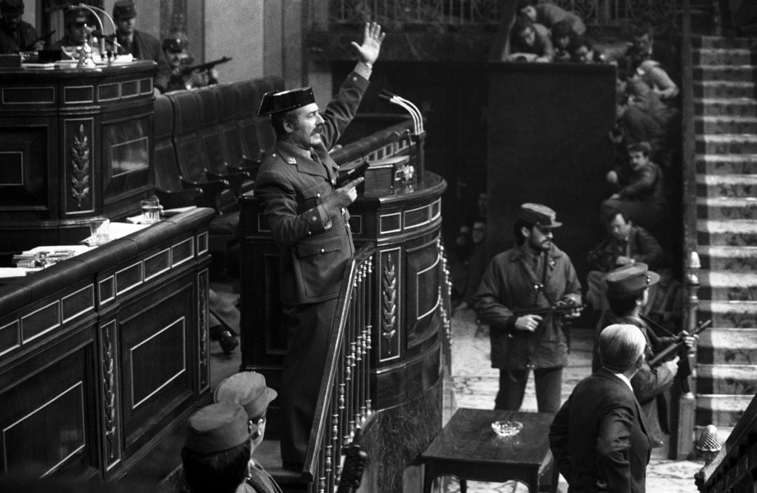  Fotografía de archivo del teniente coronel Antonio Tejero cuando irrumpió, pistola en mano, en el Congreso de los Diputados