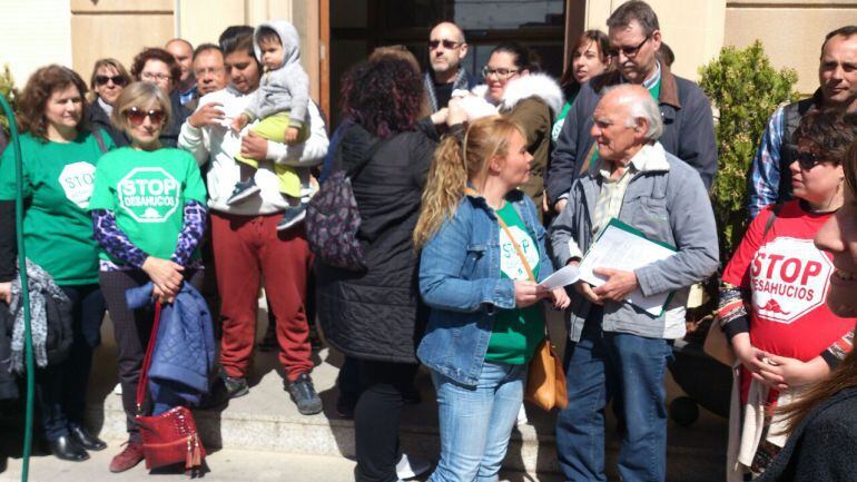 La Pah concentrándose a las puertas del ayuntamiento de Elda