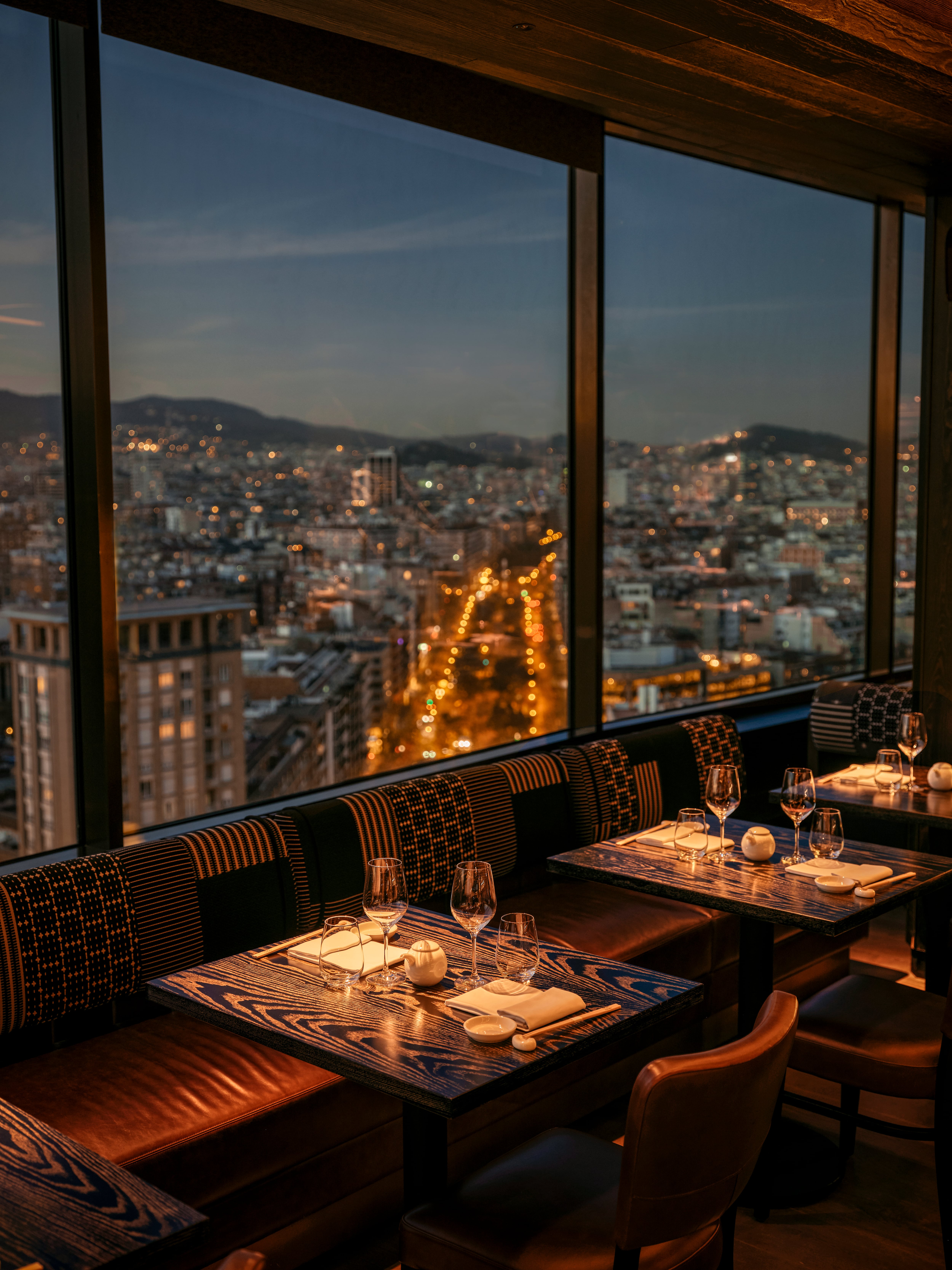 Las impresionantes vistas nocturnas del restaurante Nobu Barcelona.