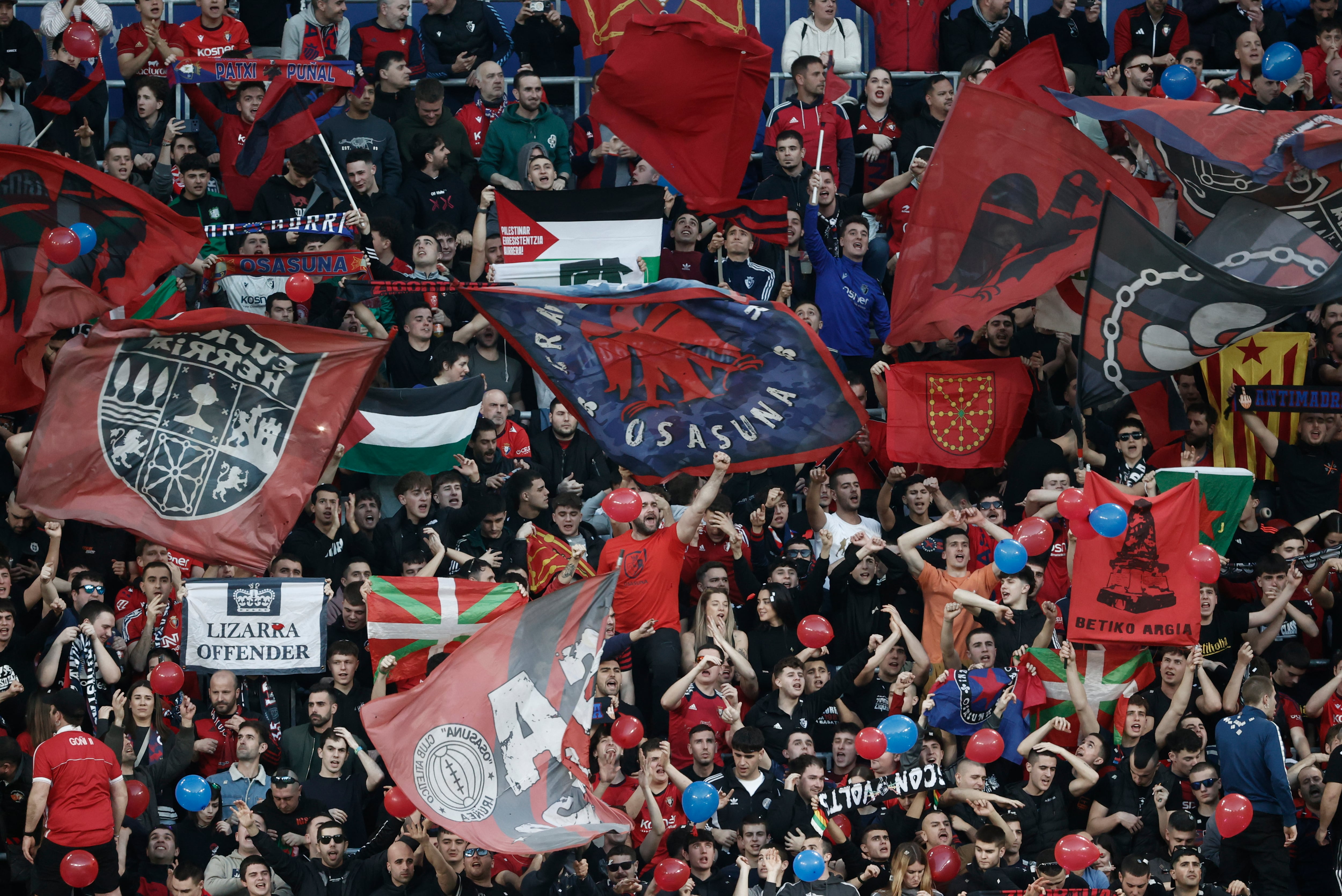 PAMPLONA, 21/02/2026.- Aficionados del Osasuna animan a su equipo durante el partido de la jornada 25 de LaLiga EA Sports que disputan el CA Osasuna y el Real Madrid este sábado, en el estadio El SADAR de Pamplona. EFE/ Jesús Diges