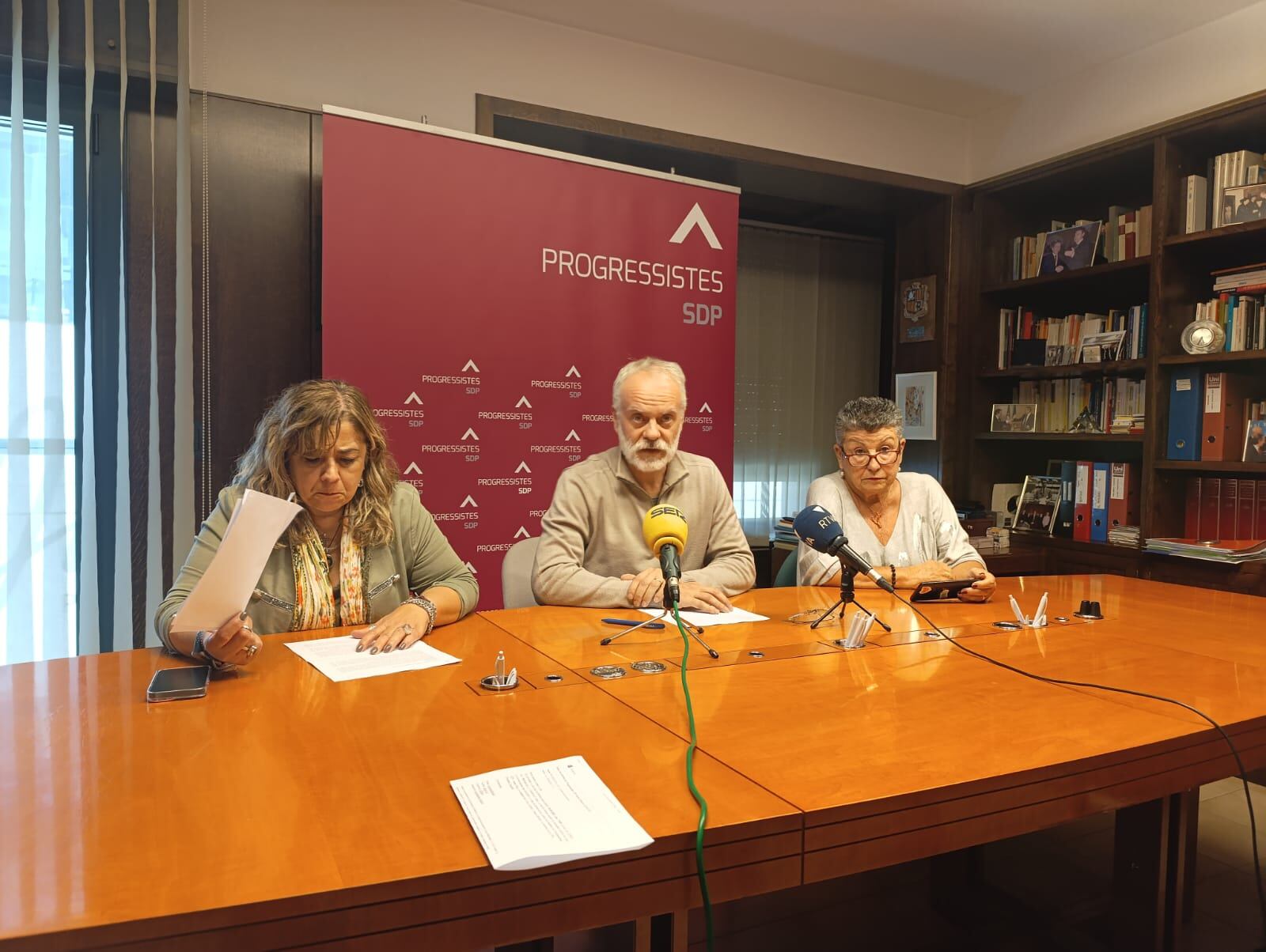 El president de Progressistes-SDP, Josep Roig, i les membres de l&#039;executiva Elisabet Zoppetti i Cristina Montolio