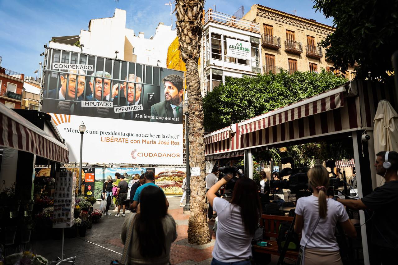 Polémico cartel de campaña electoral de Ciudadanos en la plaza de las Flores de Murcia